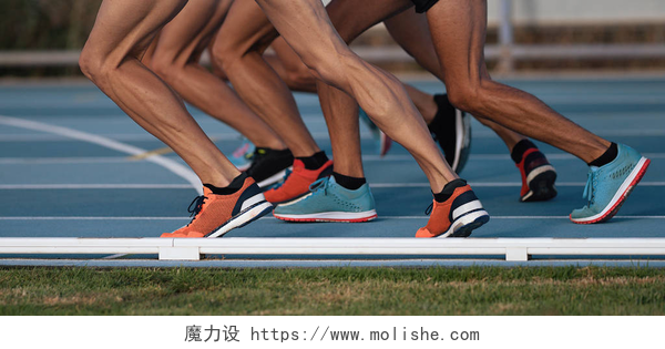 运动场跑步的运动员脚赛跑运动员开始和奔跑